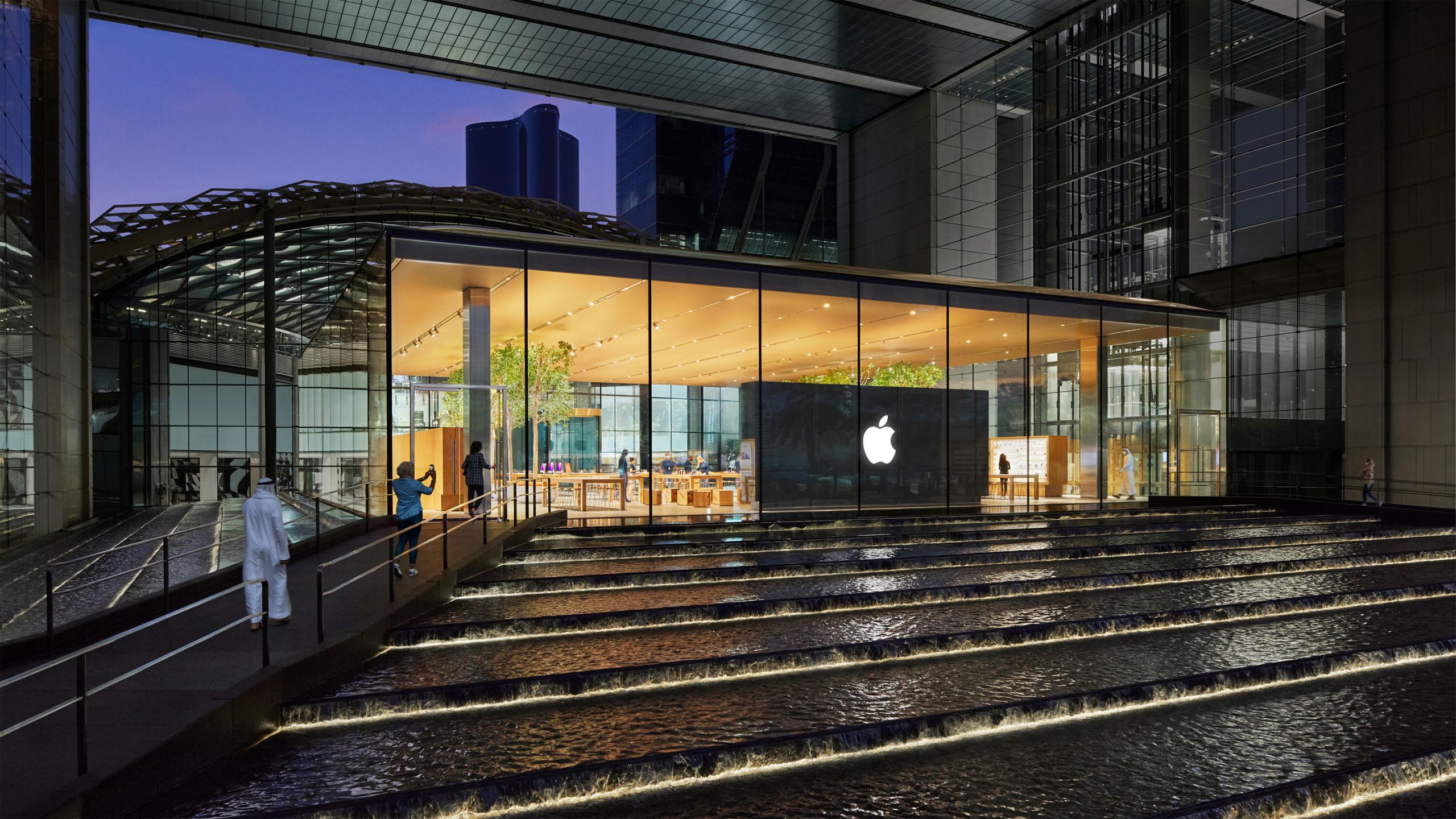 Apple Al Maryah Island opens in the heart of Abu Dhabi