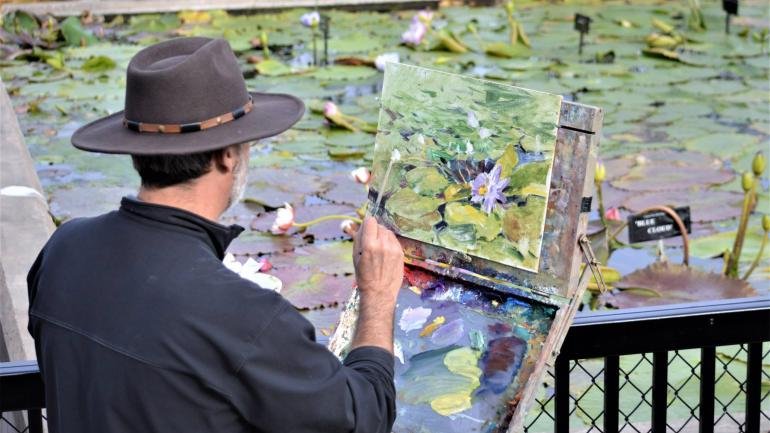 Artist painting at a local park during EnPleinAir Texas