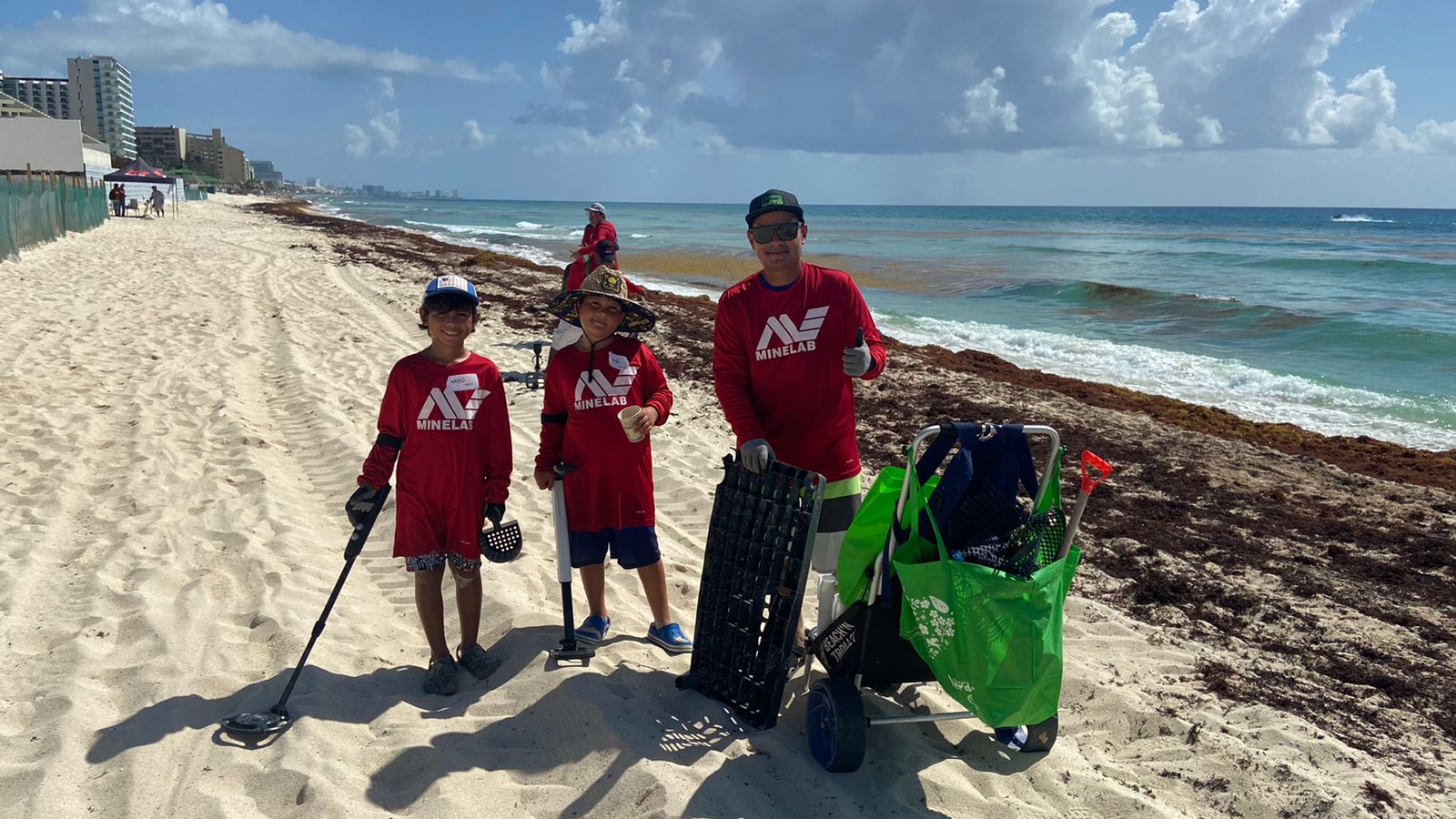 Detectorismo con causa: Minelab impulsa  la limpieza de playas de Cancún