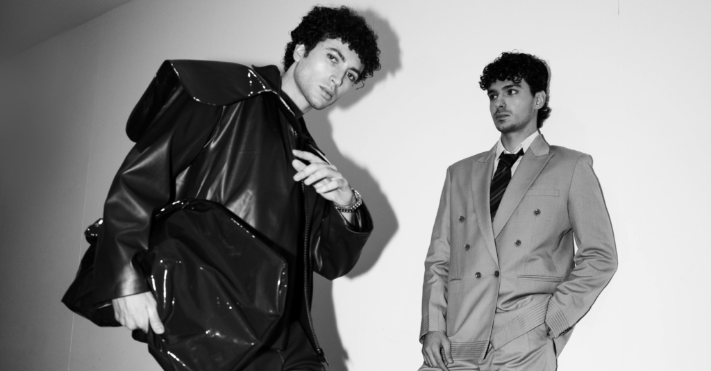 Balenciaga lleva la bioingeniería a la pasarela con seda 100% biodegradable