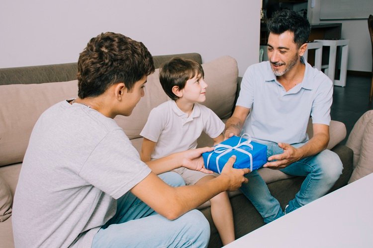 DEL REGALO COMÚN A LA PIEZA DE COLECCIÓN: CÓMO EL MUNDIAL OBLIGÓ A LAS MARCAS A VENDER HISTORIA Y NOSTALGIA EN EL MES DE PAPÁ