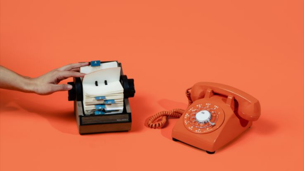 La marca que convirtió teléfonos vintage en una industria para bodas