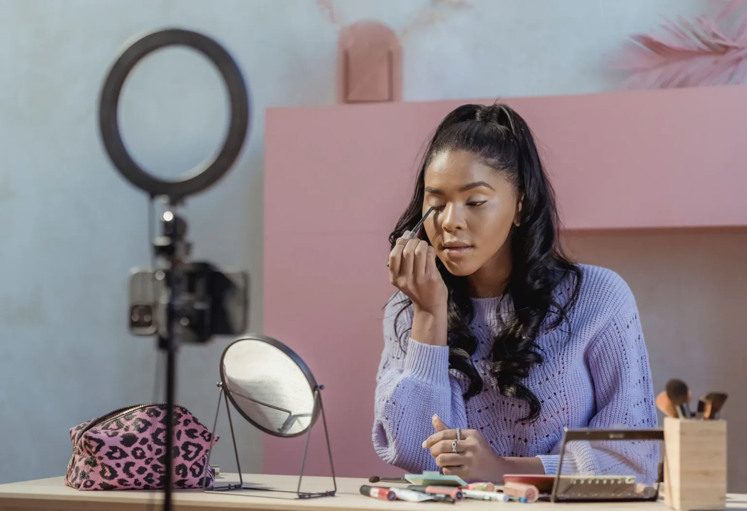 De TikTok a ChatGPT: Los canales invisibles que definen el consumo de belleza de la Gen Z y Gen Alpha