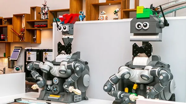 En este restaurante de LEGO no eliges tu comida: primero tienes que construirla