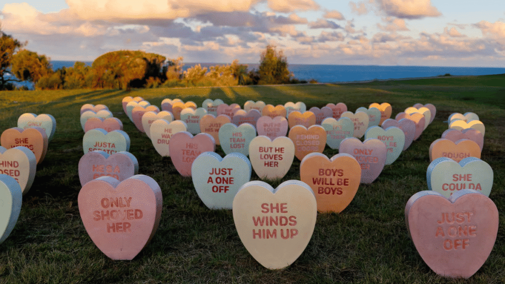 Sweethearts: los corazones que cuestionan las frases que justifican la violencia